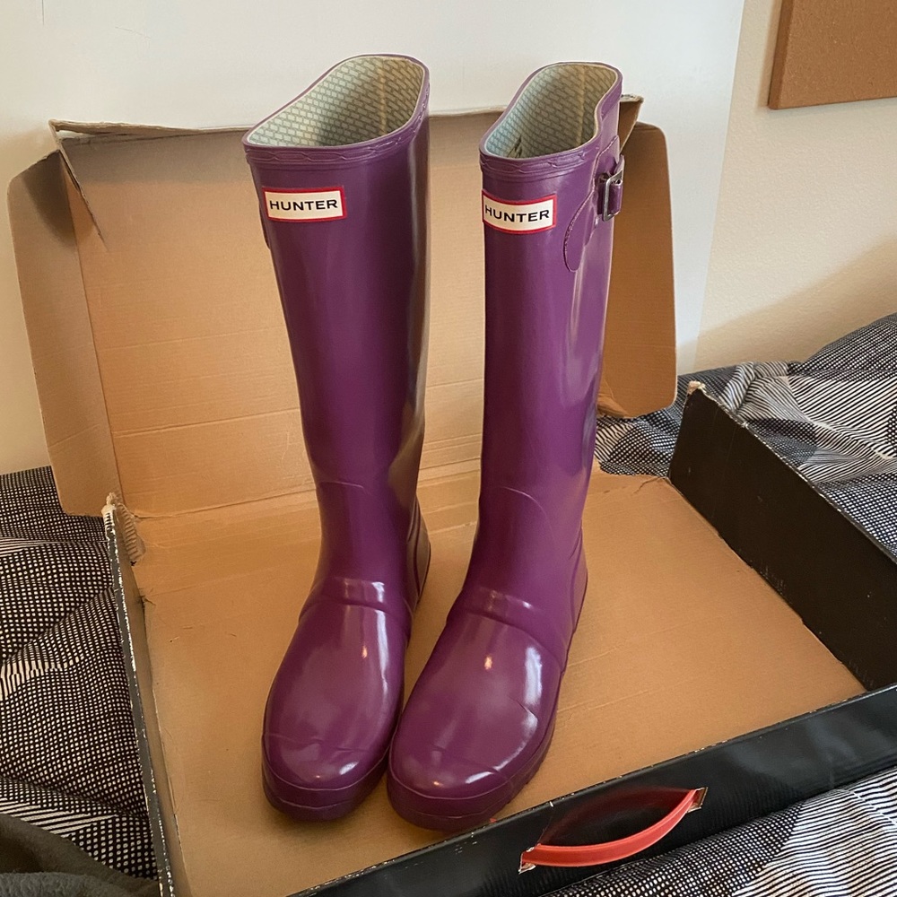 Hunter Original Tall Gloss Rainboots in Mulberry + 2 pairs Hunter boot socks